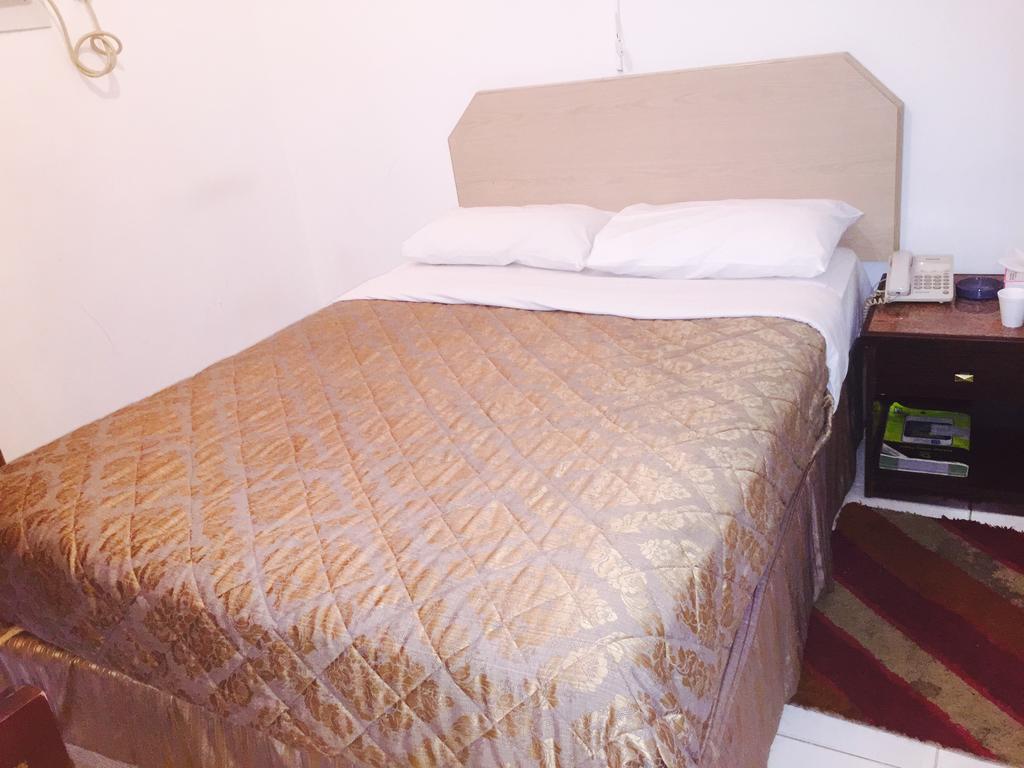 Gold Plaza Guest House Дубай Екстериор снимка